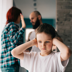Что чувствуют дети, когда ссорятся родители: «От страха болит живот»