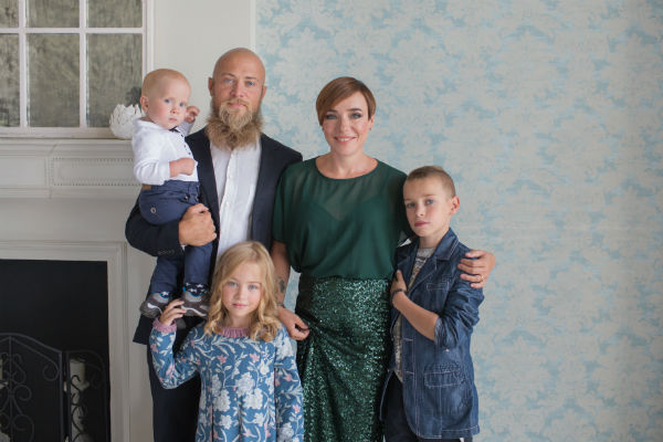 Тутта Ларсен и ее супруг воспитывают троих детей