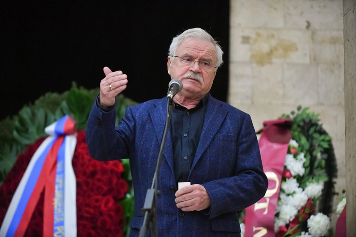 Сергей Никоненко на прощании с Ниной Руслановой