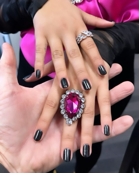 Черный маникюр: Камила Кабелло показала самый модный цвет ногтей на Новый год 2023