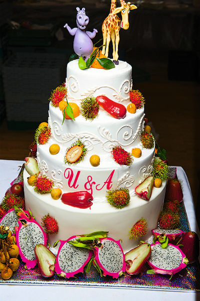 Влюбленные подошли с фантазией даже к выбору свадебного торта