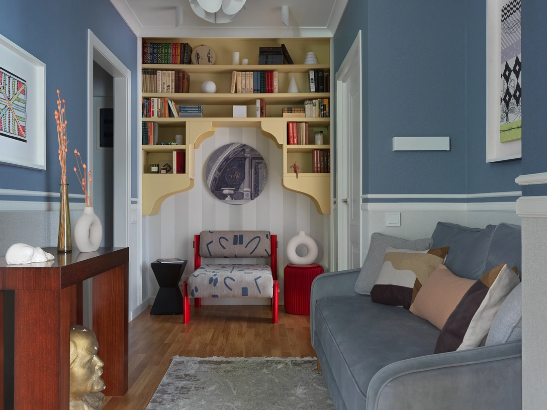 Полки изготовлены по эскизам дизайнера. Паркетная доска, «Олимп Паркета». Обои, Golden Decor. Ковер, Art de Vivre. | Источник: Сергей Красюк