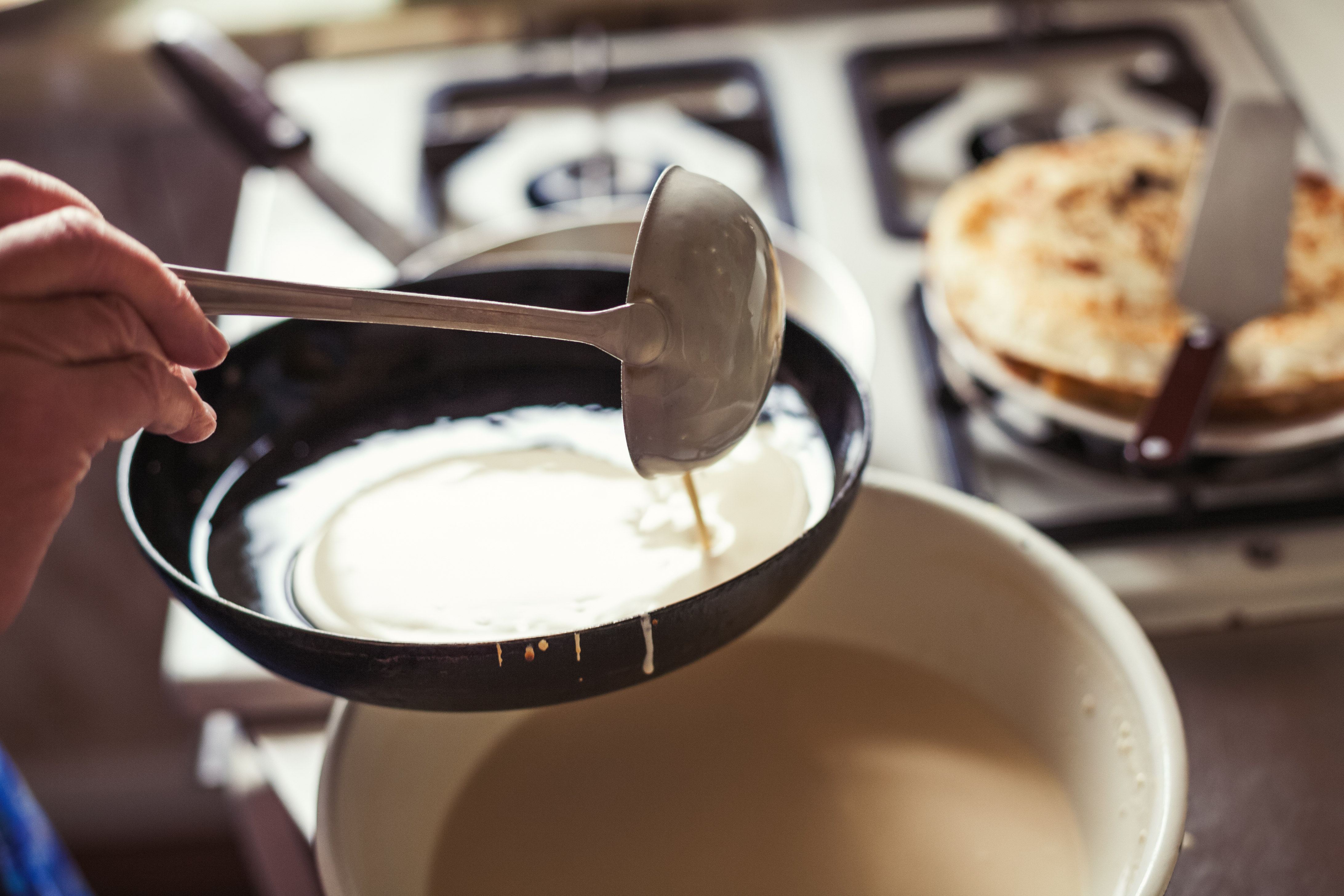 Почему блины прилипают к сковороде на кефире. Making Pancakes. Блины на кефире рвутся что делать. Почему блины могут прилипать к сковородке. Что делать если блины прилипают к сковороде и рвутся.
