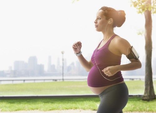 Врачи рекомендуют заниматься спортом во время беременности, но осторожно!