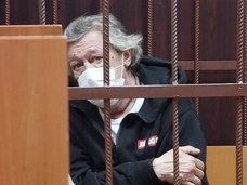 Сидевший с Ефремовым в колонии: «Миша похудел так, что вещи перешивали. Но за работой шутит и учит зэков»