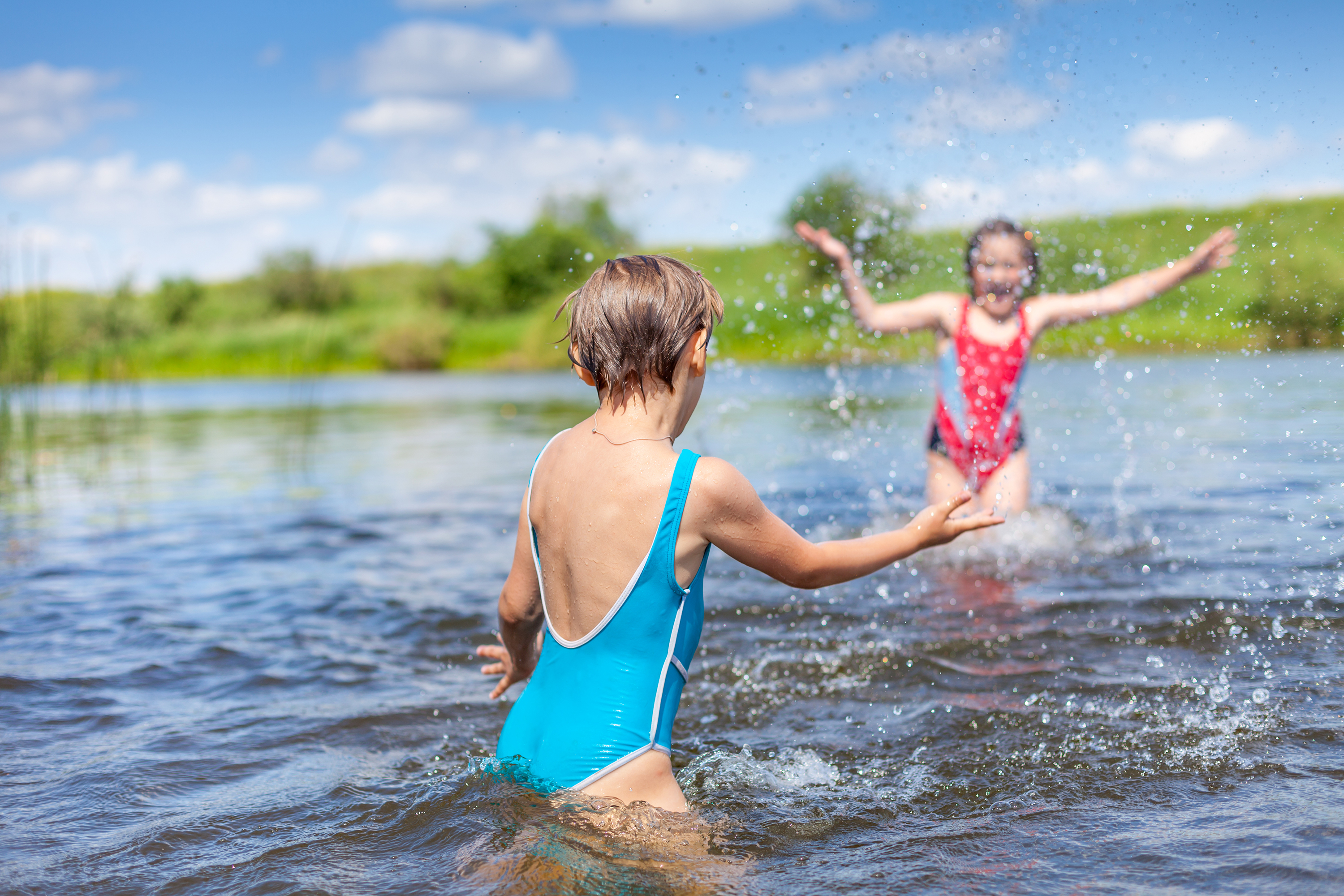 Писать купаться. Дочка на речке. Маленькая девочка плавает в реке. Причёска на речку для купания. Купание летом пляж река.