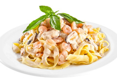 Ужин по-итальянски: фетучини с креветками в сливочном соусе