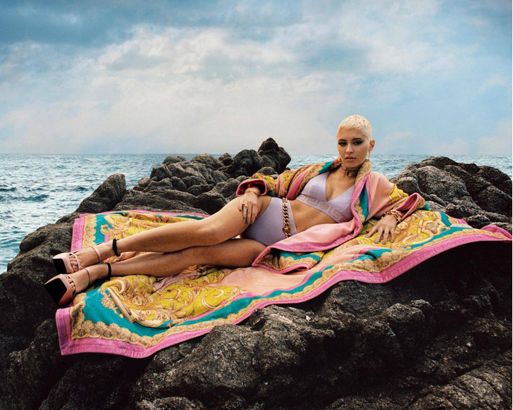 Тот случай, когда даже пляжное полотенце выглядит роскошно: Айрис Лоу в новой коллекции Versace
