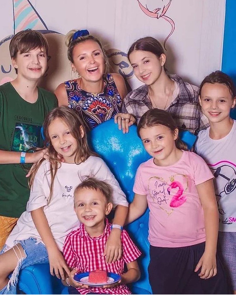 Елена Жукова с детьми 
