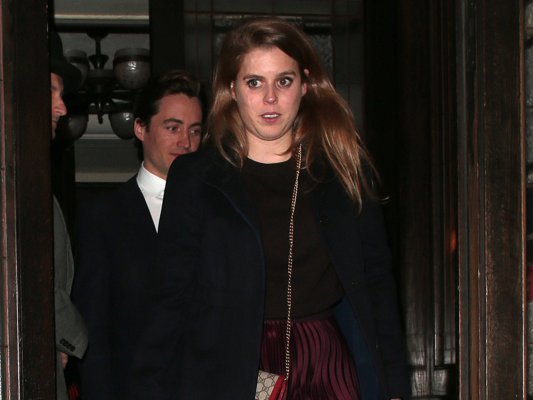 Принцесса Беатрис и Эдоардо Мапелли-Моцци на выхлде из лондонского ресторана «34», 15 апреля 2019 | marieclaire.ru