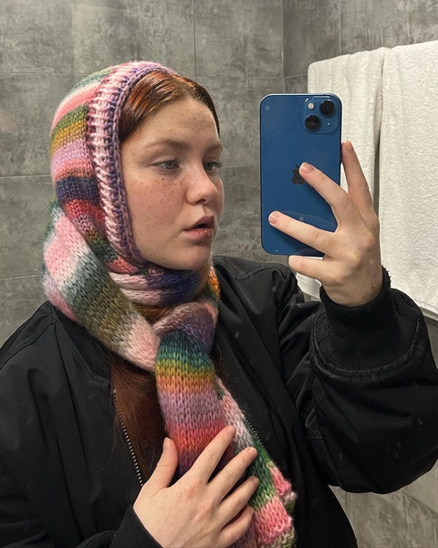 Как стильно носить шарф вместо шапки зимой 2023: 5 модных идей