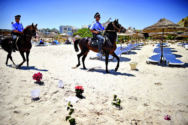 После нападения на туристов пляжи Туниса охраняет полиция