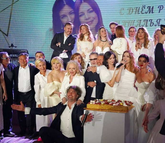 Белый дресс-код, звездные гости и концерт Преснякова: чем запомнилось 40-летие Натальи Подольской