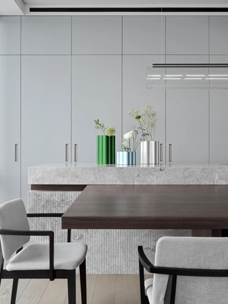 Светильник, Vibia. Стулья, Lema. Вазы, Nuage и Vitra. | Источник: Сергей Красюк. стиль: Дарья Ишкараева, Екатерина Яковлева