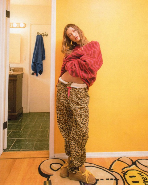 Леопардовые пижамные штаны как у Хейли Бибер — идеальная идея подарка на Новый год 2022