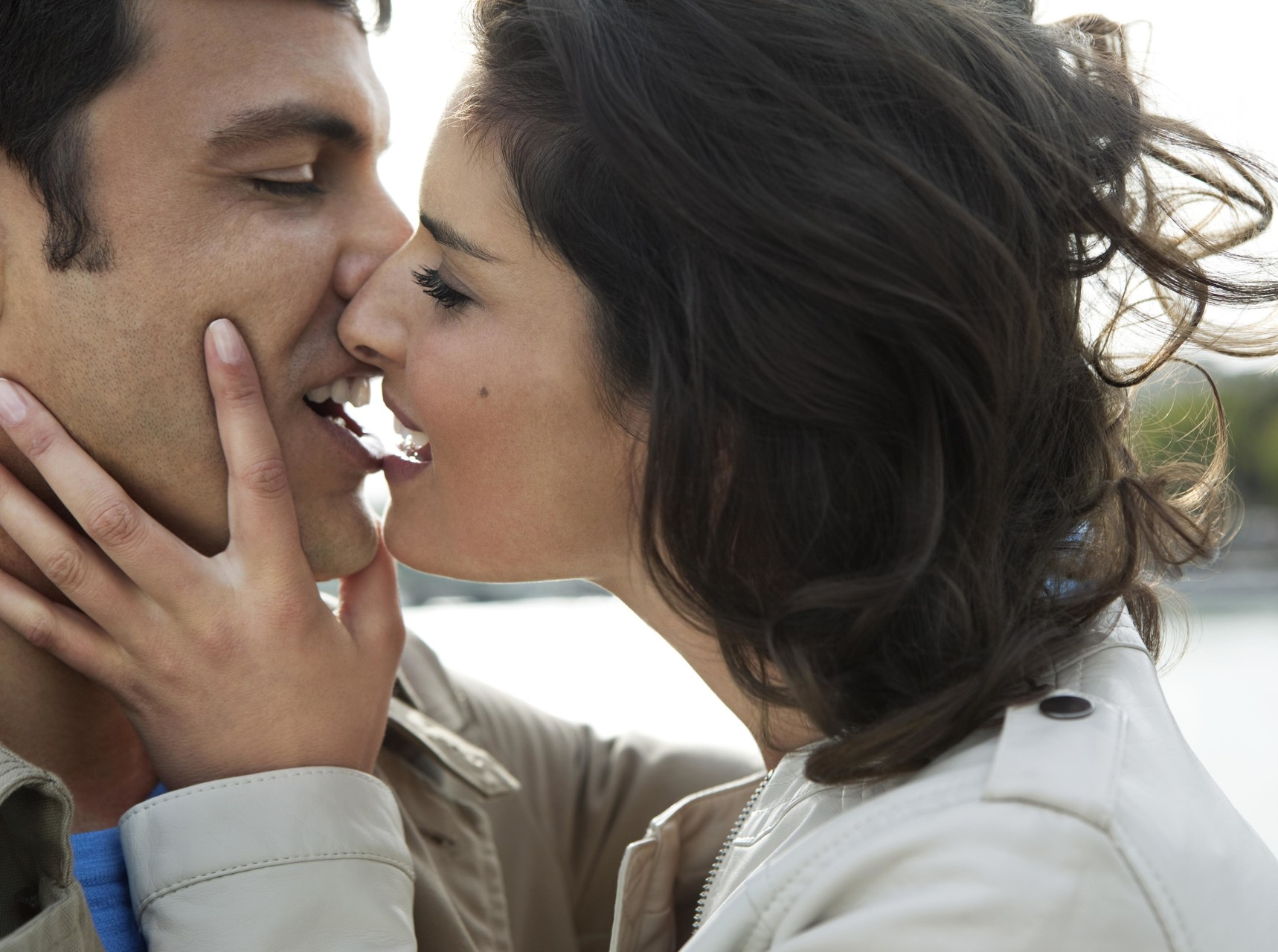 «Девушки целуются друг с другом 19+» — создано в Шедевруме