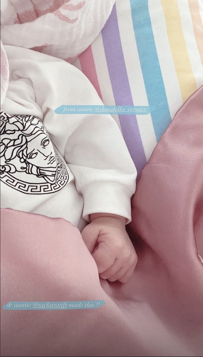 Джиджи Хадид опубликовала фото новорожденной дочери с подарком от Тейлор Свифт