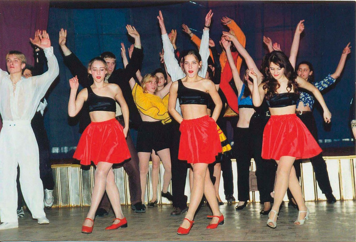 В девятом классе у будущей звезды появился свой танцевальный коллектив