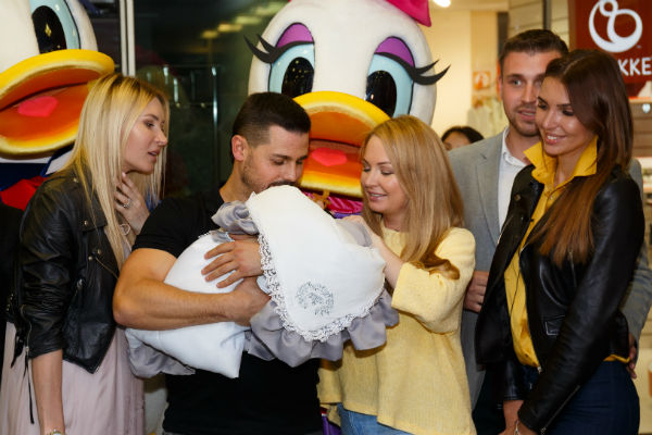 Сергей и Дарья с новорожденным во время выписки из роддома