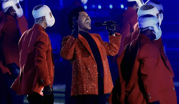 Алый пиджак Givenchy со стразами и 7 миллионов долларов: выступление The Weeknd на Суперкубке-2021