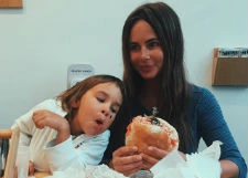 Саша Зверева наедается впрок перед родами