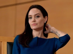Добрая улыбка и грустные глаза: Анджелина Джоли вышла в прямой эфир из дома