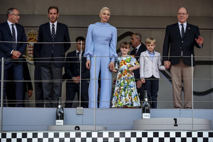 Княгиня Шарлен в небесно-голубом комбинезоне с принцем Альбером и детьми в Монако