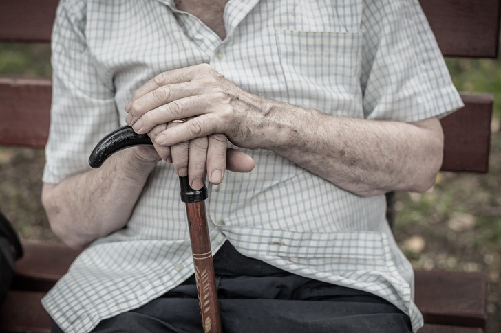 Как распознать начало деменции у пожилых родителей: 5 признаков надвигающейся болезни