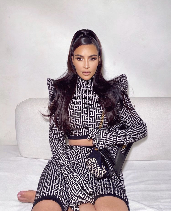 Логомания 2020: Ким Кардашьян показала, как одеваться с ног до головы в любимый бренд