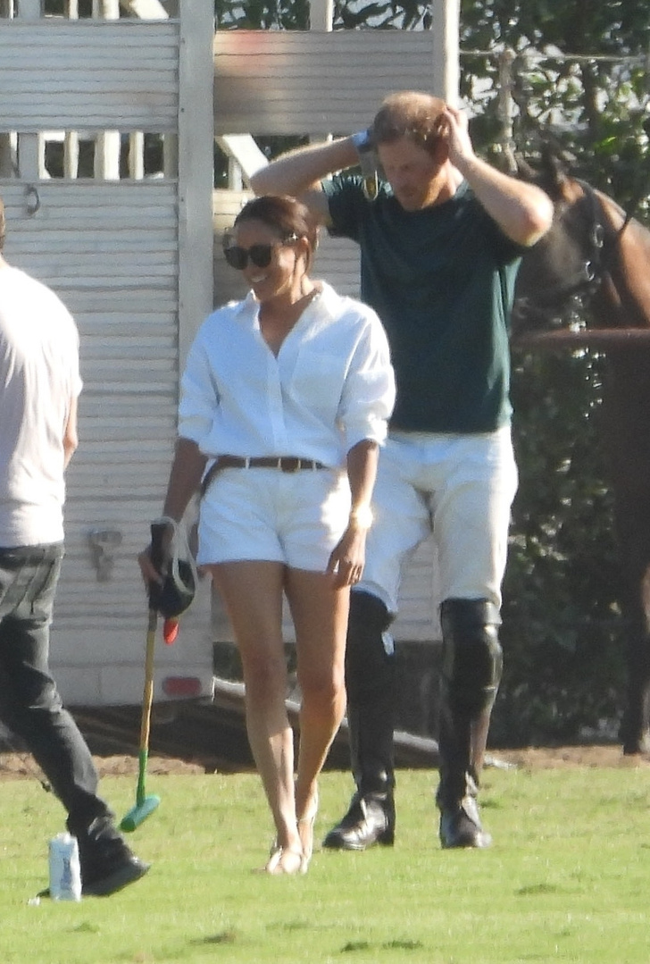 Не по протоколу: Меган Маркл в ультра-коротких белоснежных шортах под солнцем Калифорнии