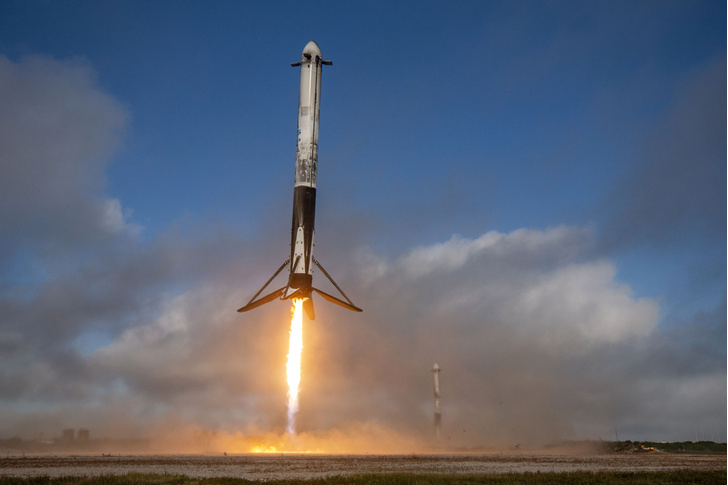 Компания SpaceX запустила сверхтяжелую ракету Falcon Heavy