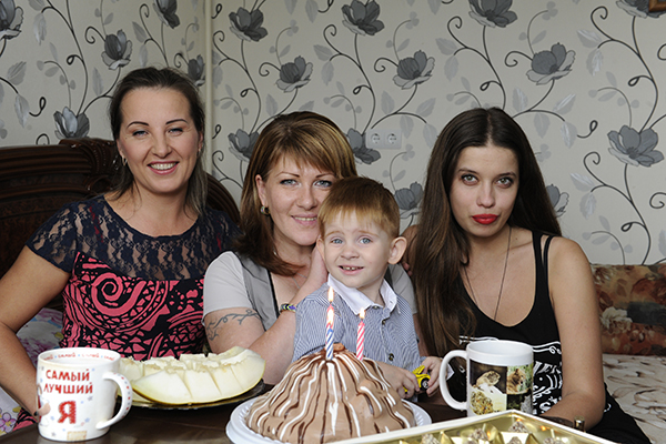 Подруга семьи Ира, Вика с сыном Женей и обозреватель "СтарХита" Ольга Родина