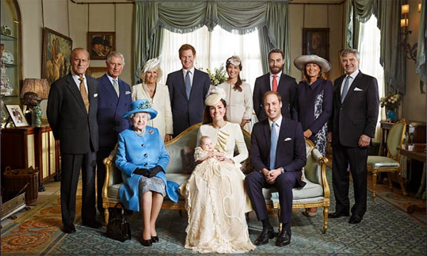 Стоят: принц Филипп, Чарльз, Камилла, Гарри, Пиппа и Джеймс Миддлтон, Кэррол и Майкл Миддлтон. Сидят Елизавета II, герцогиня Кэтрин с принцем Георгом и принцем Уильямом