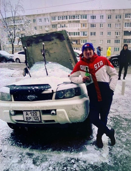 Во Владивостоке на машину упала бетонная плита, и эпичность этого видео может затмить только хладнокровие водителя