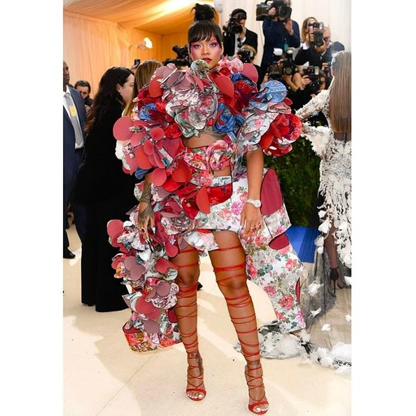 Угадай, сколько времени Рианна одевалась на Met Gala?