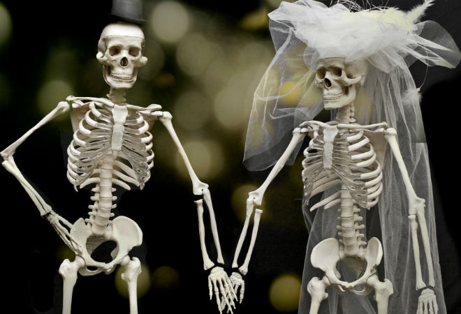 Любовь от гроба: британка приехала на свадьбу в катафалке