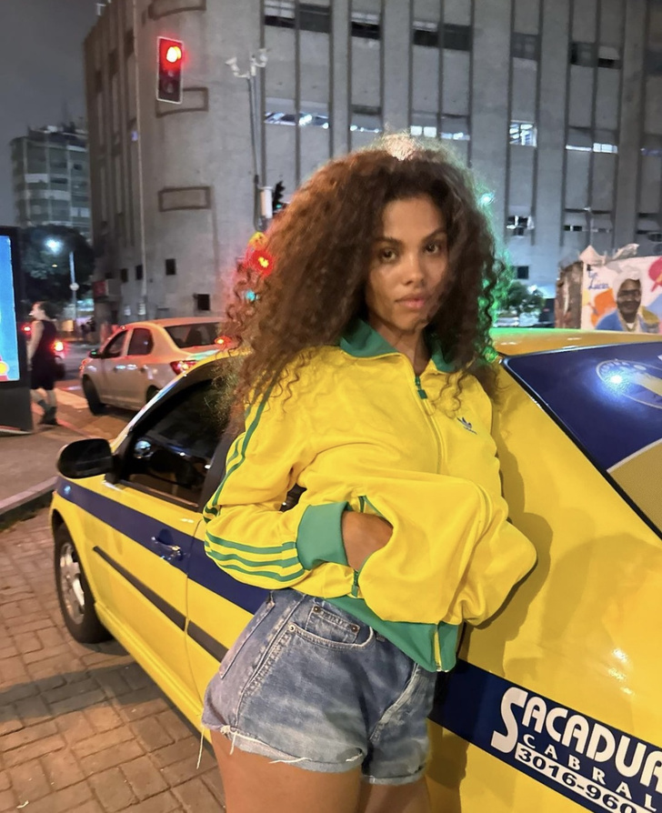 Горяча и молода: Тина Кунаки в микрошортах и олимпийке в цветах бразильского флага