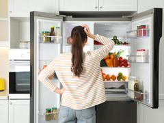 Не хранить яйца в дверце холодильника, беречь помидоры от холода: 5 правил грамотной раскладки продуктов