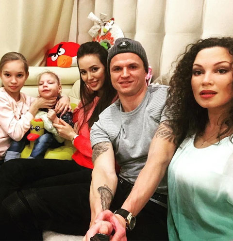 Дмитрий Тарасов и Анастасия Костенко с женой и дочерьми Данко