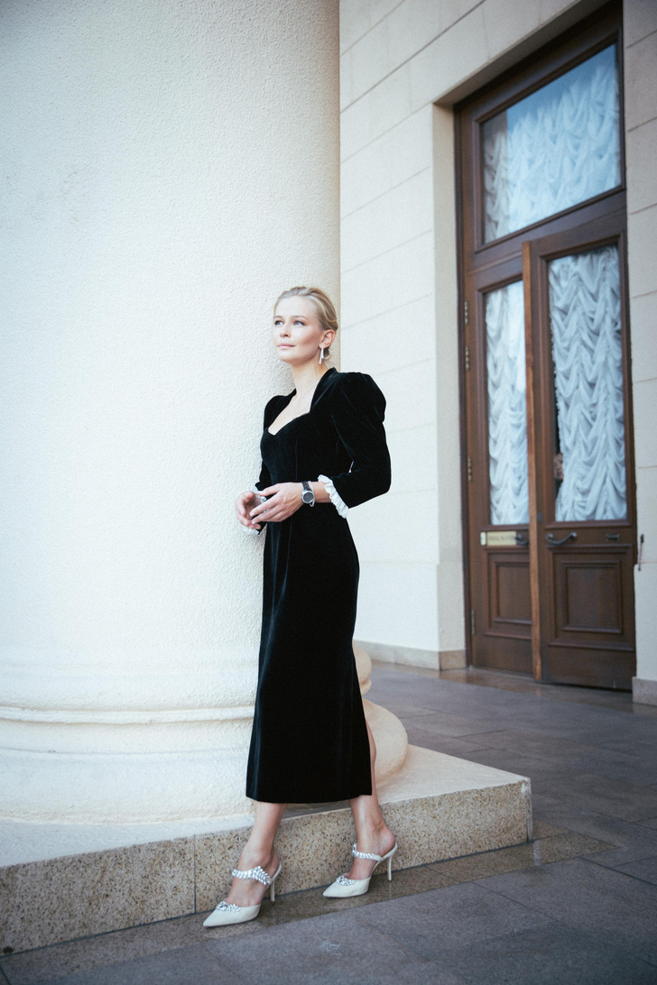 Фото №2 - Бархатная осень: Юлия Пересильд в платье Ulyana Sergeenko