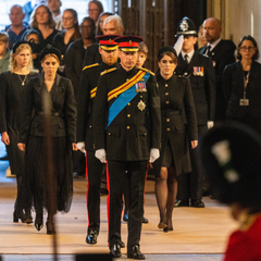 Траурные бдения: 8 внуков Елизаветы II устроили дежурство у ее гроба — так велит традиция