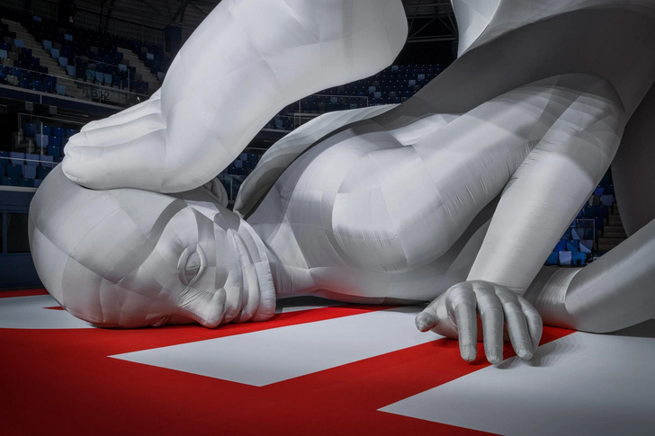 Самая большая надувная скульптура в мире на показе Diesel