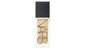 All Day Luminous Weightless Foundation, Nars, сливается с кожей, обеспечивая при этом плотное покрытие.