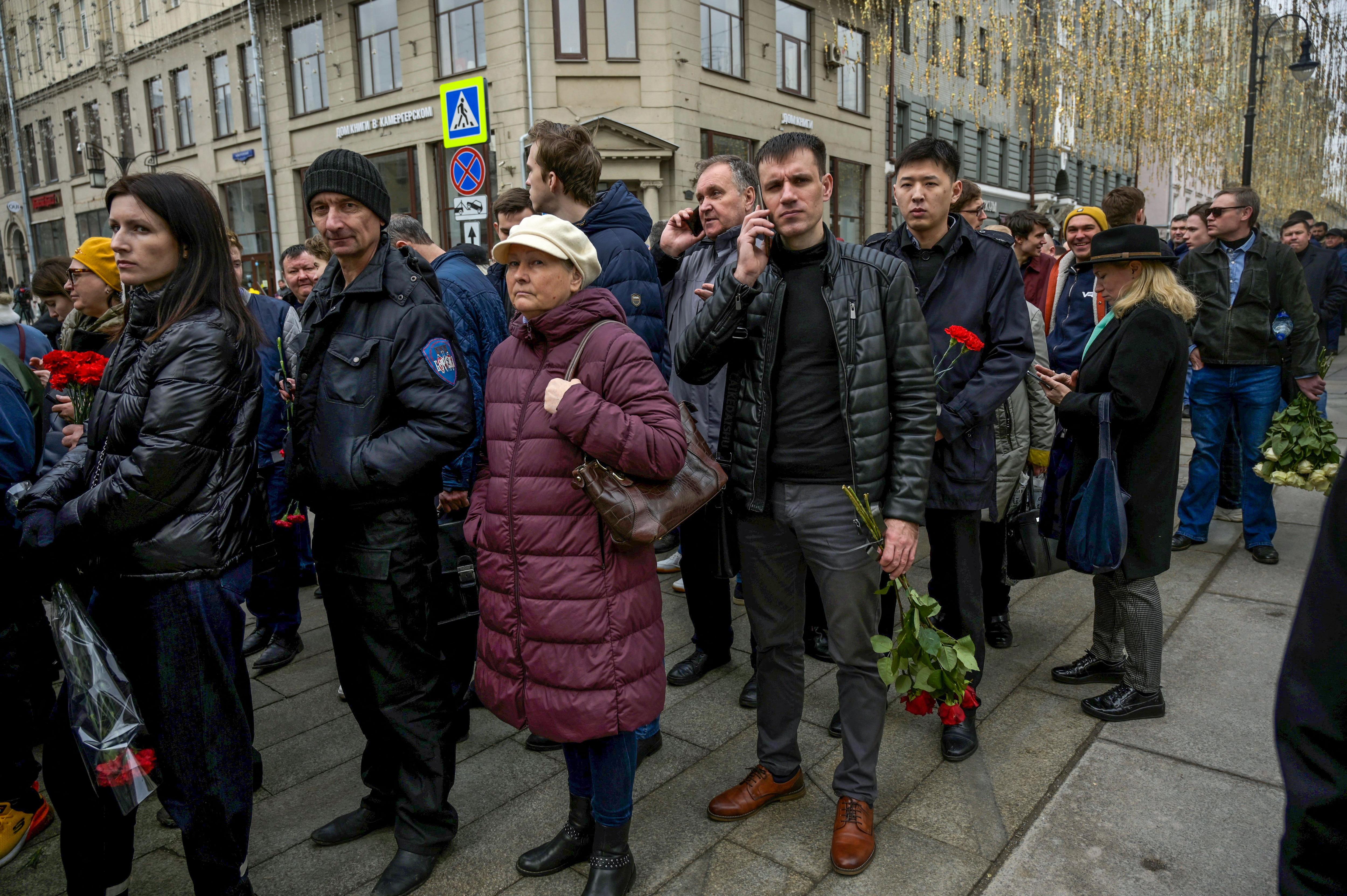 Пришли коллеги, но не было близких: Медведев, Шойгу и Зюганов проводили  Жириновского в последний путь | WOMAN