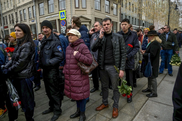 Пришли коллеги, но не было близких: Медведев, Шойгу и Зюганов проводили Жириновского в последний путь