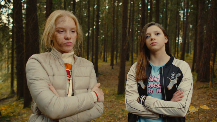 Актрисы сериала «Сама дура» — о трудностях подростковой жизни и о том, как выжить с сестрой