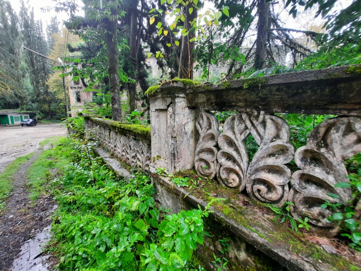 «Романтика тлена»: зачем туристы едут смотреть на руины советского прошлого в горах Абхазии
