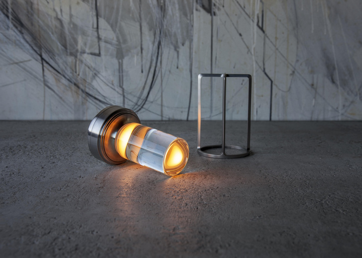 Портативная лампа Turn+ по дизайну Нао Тамуры