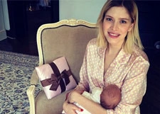 Елена Перминова демонстрирует новорожденную дочь