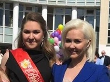 Поздравление от Иды Галич, торт в виде лебедя и казино. Дочери Василисы Володиной исполнилось 20